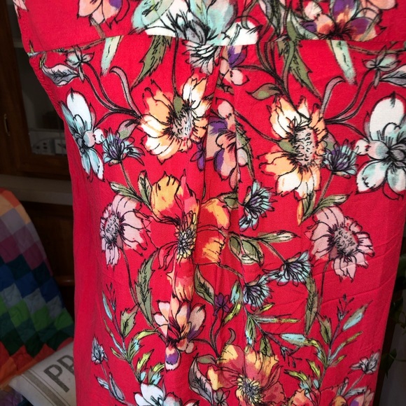 CUPIO SIZE LARGE RED SLEEVELESS FLORAL PRINT HI-LO DRESS. V/NECK PLEATED N BACK - Picture 4 of 7